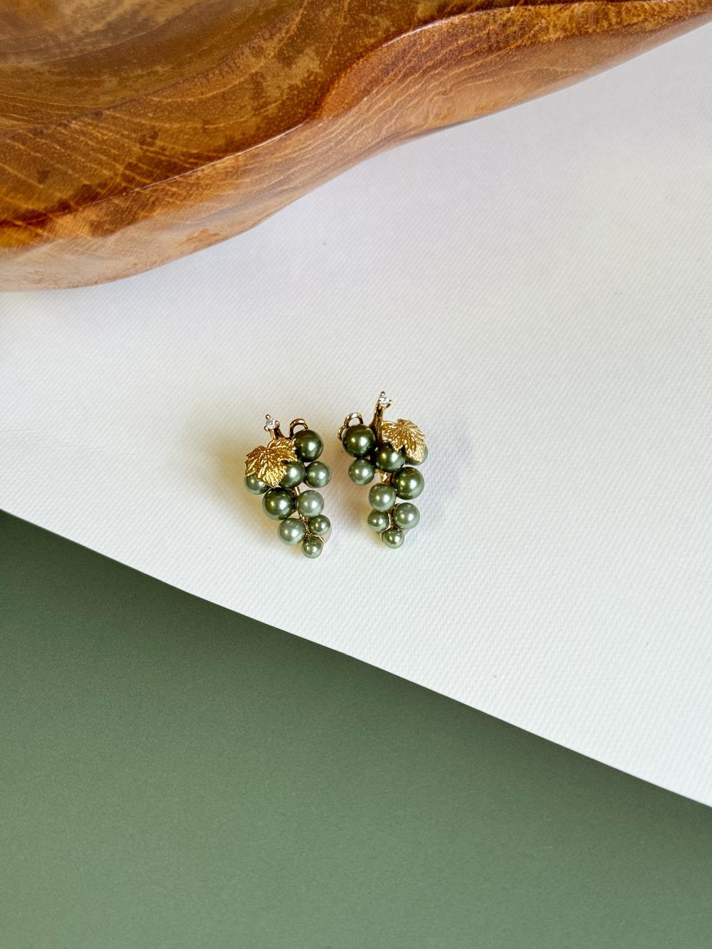 Brinco uva dourado