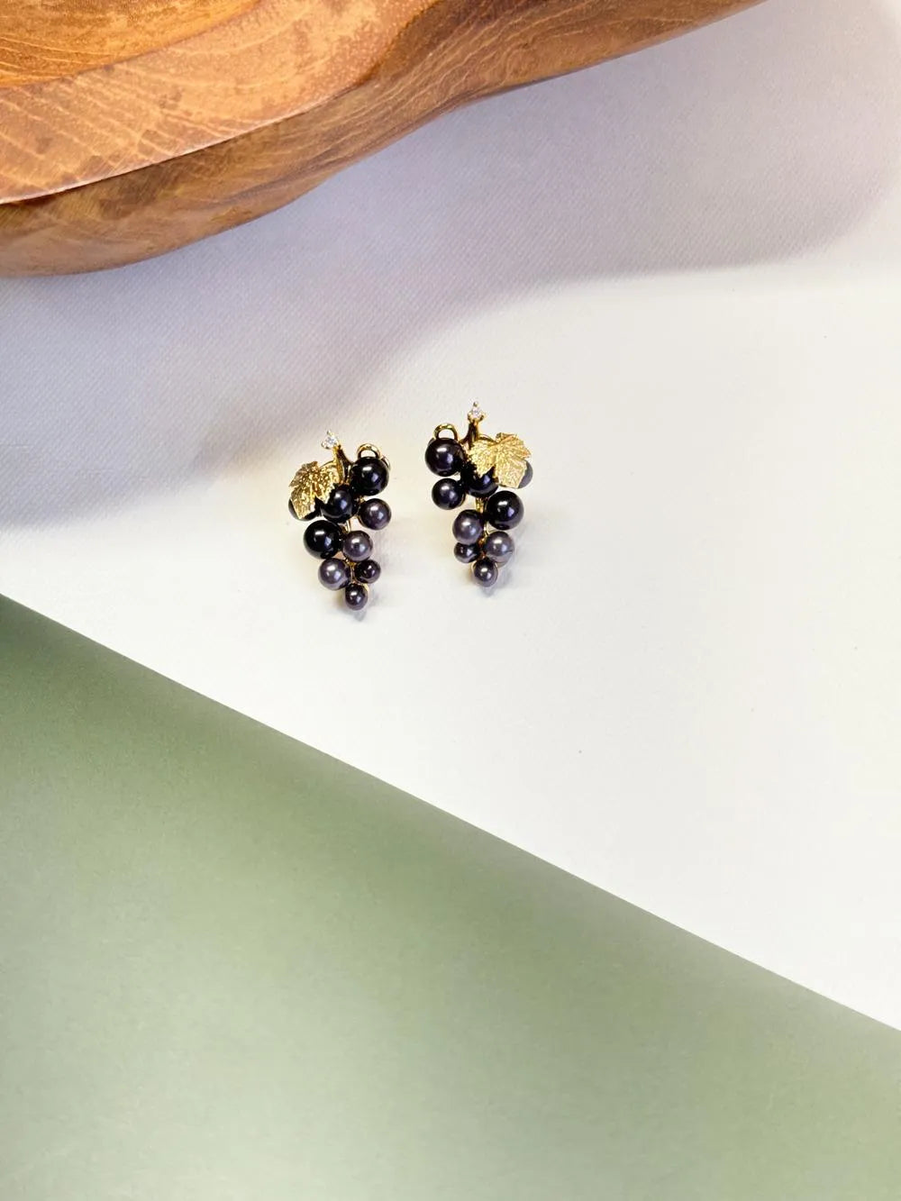 Brinco uva dourado