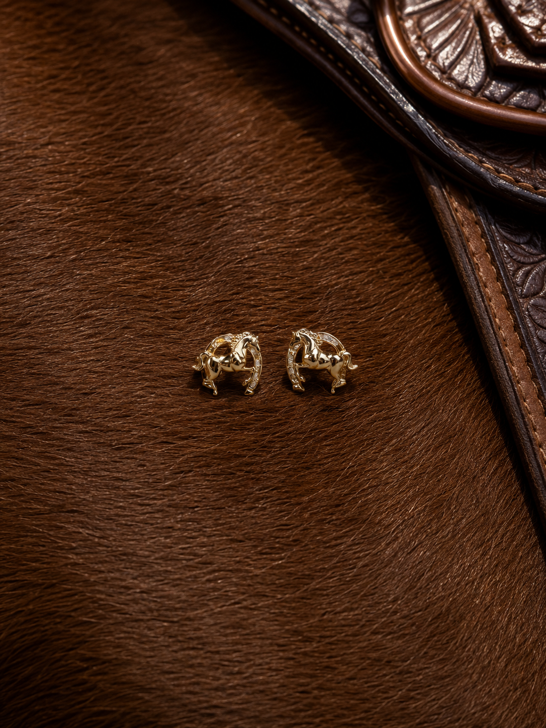 Brinco cavalo com ferradura-minimalista